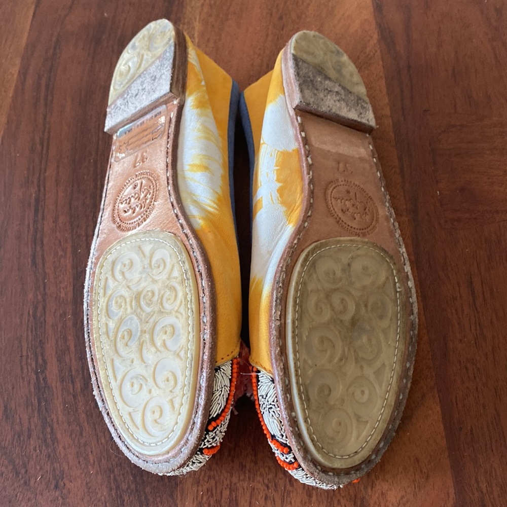 Beautiful trendy ballerina flat with timeless appeal. Size 6. - Picture 5 of 6